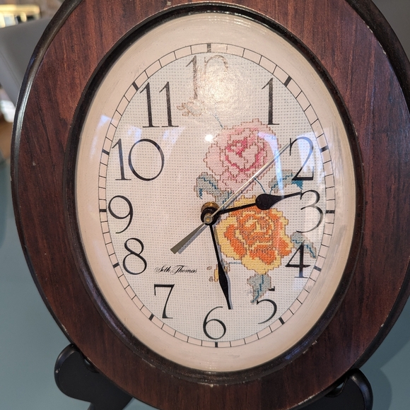 Seth Thomas Roses Clock - Vintage Oval Needlepoint Design Model 3590 - Picture 3 of 9